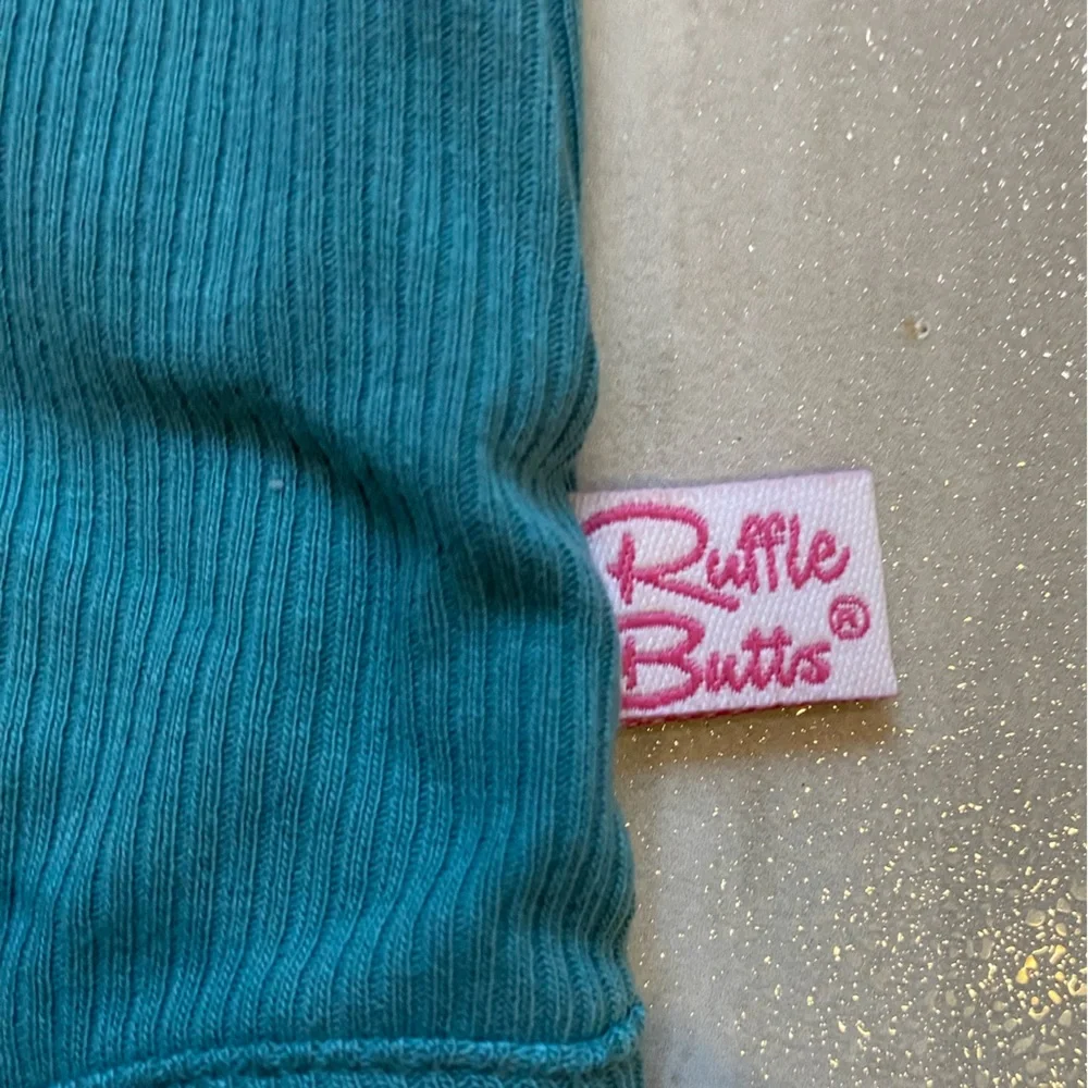 NWT RuffleButts Brittany Blue Rib Knit Long Sleeve Flutter Ruffle Bodysuit, 0-3M
